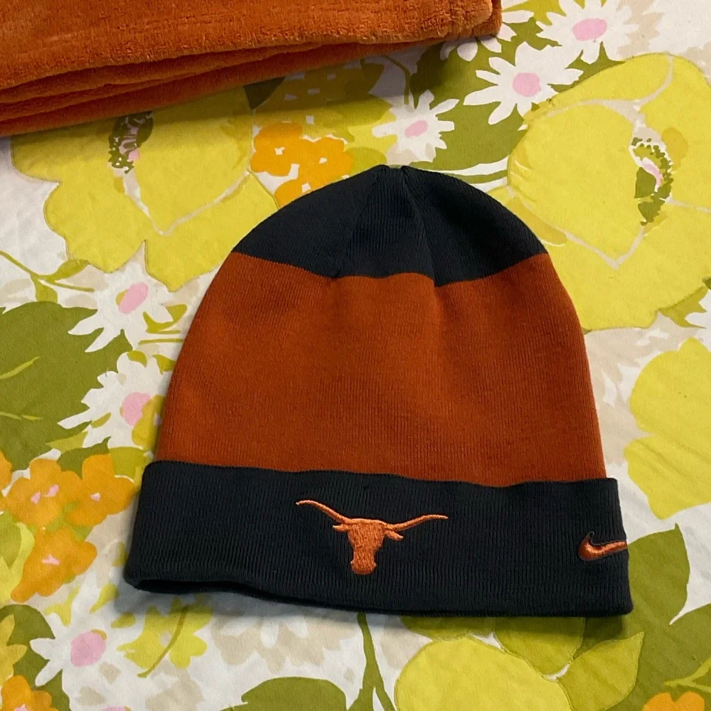 Texas Longhorns Blanket Bundle - Throw Blanket, Nike Beanie & Banner Flag